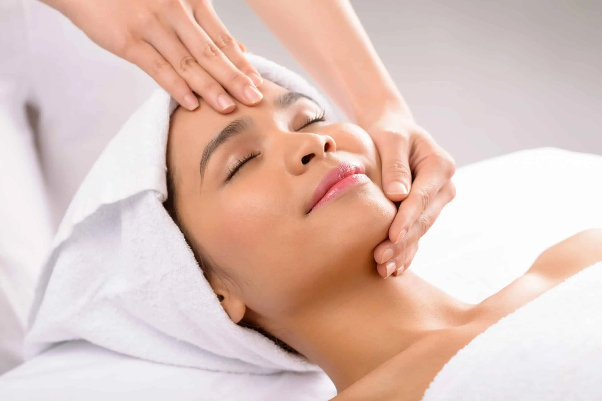 Tratamiento facial rejuvenecedor en clínica estética en Sevilla, cuidado personalizado